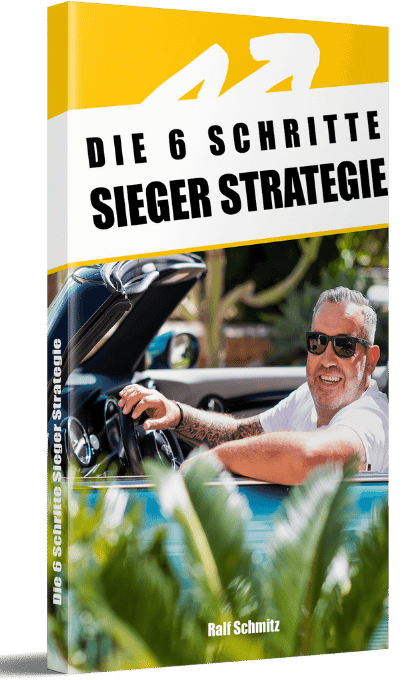 Die 6-Schritte-Sieger-Strategie von Ralf Schmitz gratis. Auf dem Bild präsentiert Ralf Schmitz die 6 Schritte Sieger Strategie und lächelt dabei